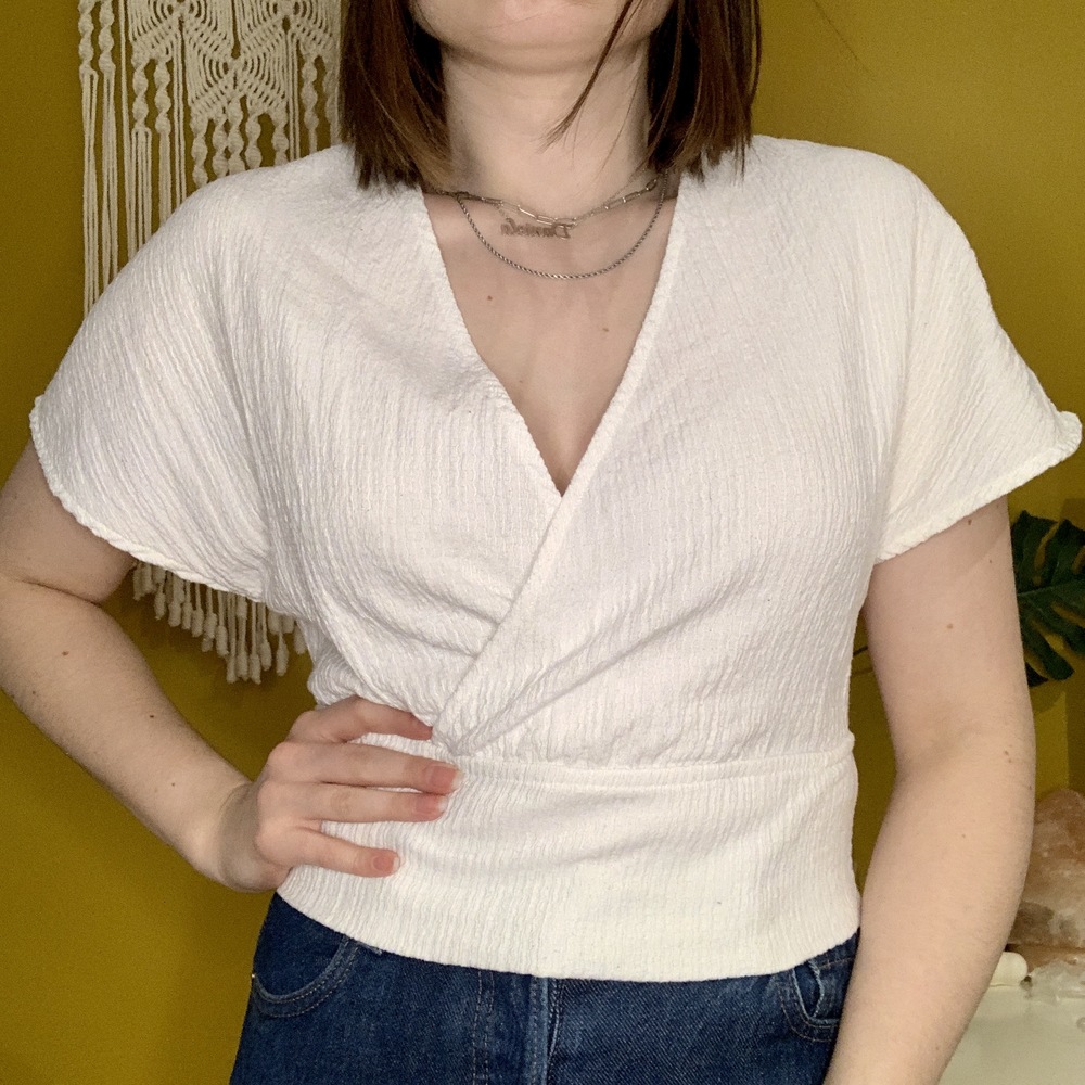 WHITE FLUTTER SLEEVE WRAP TOP